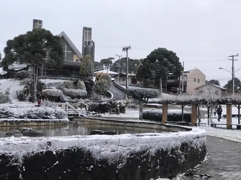 Praça e igreja do centro de Urupema cobertas de neve