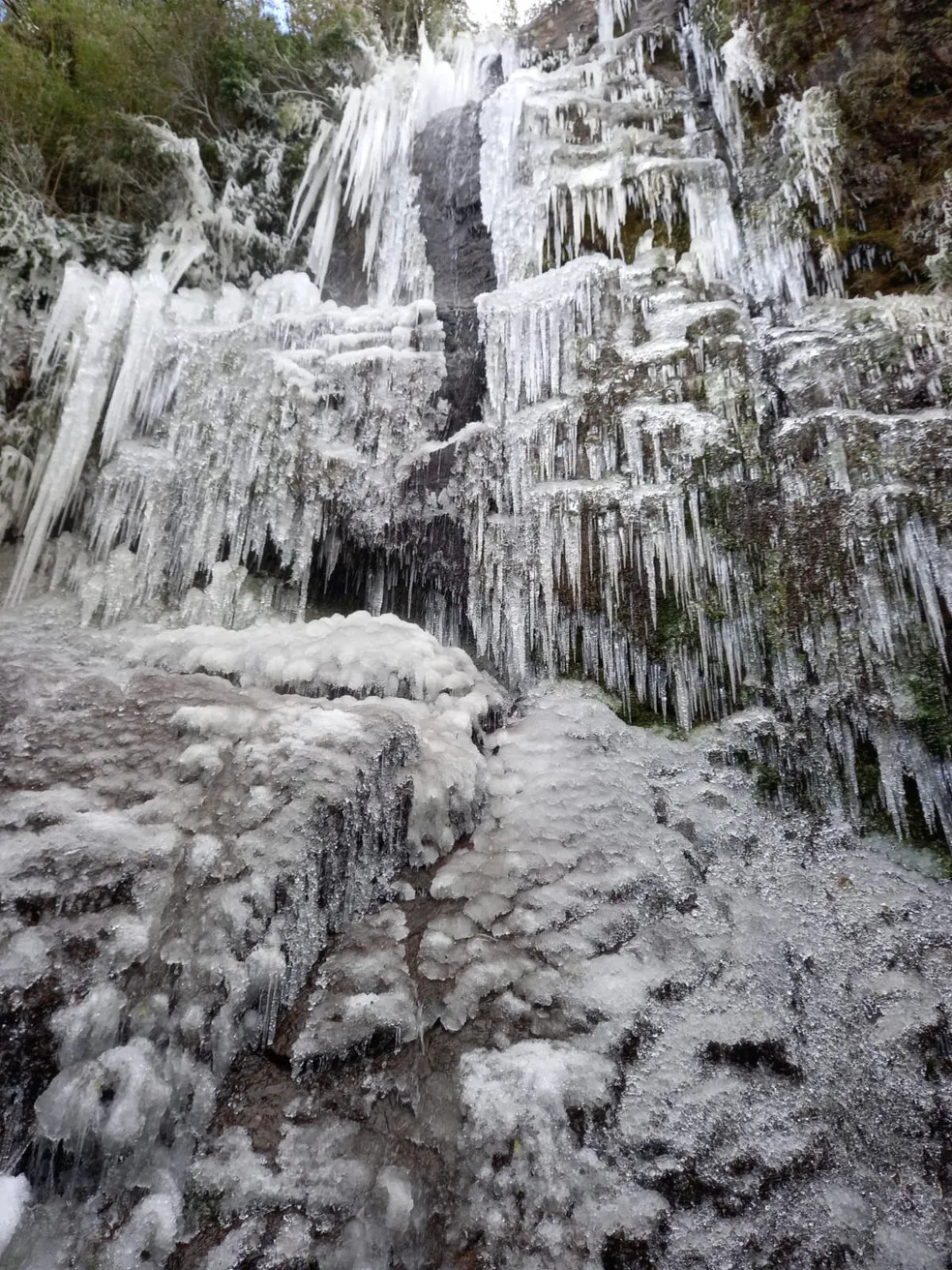 Cascata que Congela coberta de estalactites e colunas de gelo formadas pelo frio intenso em Urupema