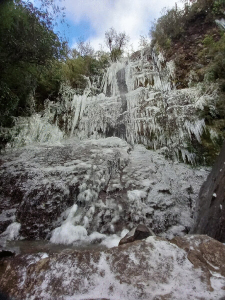 Cascata que Congela coberta de gelo em Urupema