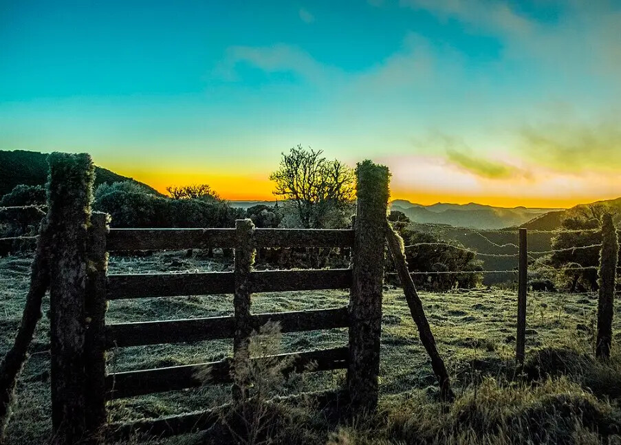 Cerca de madeira em paisagem rural da Serra Catarinense ao entardecer